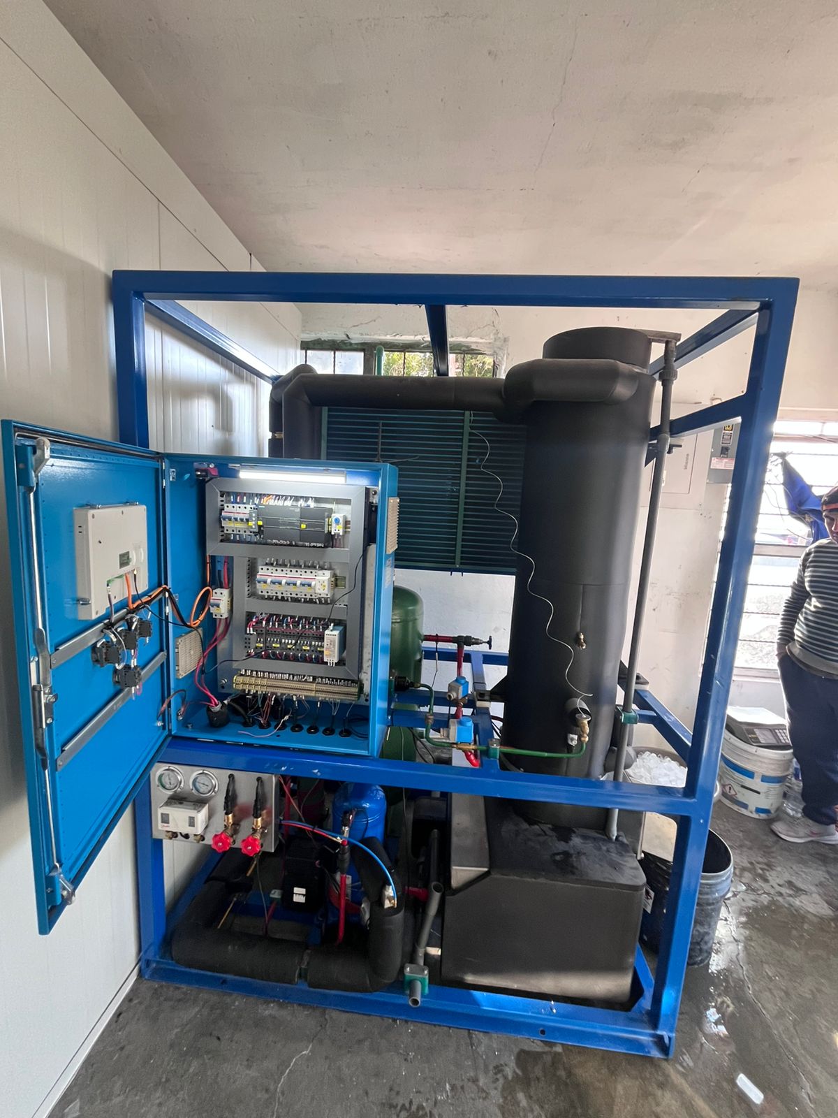 M&aacute;quina de hielo en rolito vista frontal