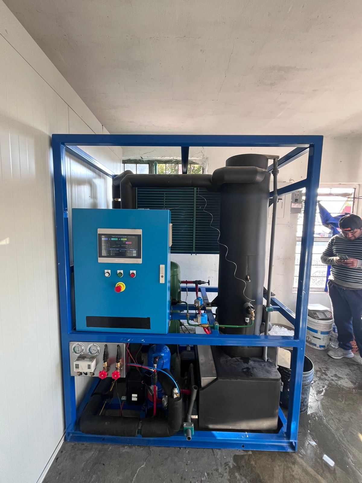 M&aacute;quina de hielo en rolito en operaci&oacute;n